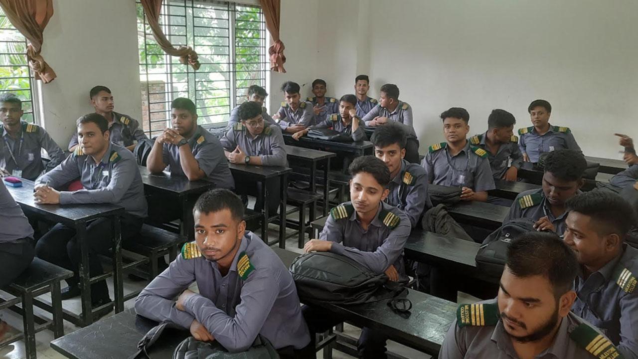 সীমিত পরিসরে খুলল মাইলস্টোন, ভবনে পোড়া গন্ধ-শূন্যতা